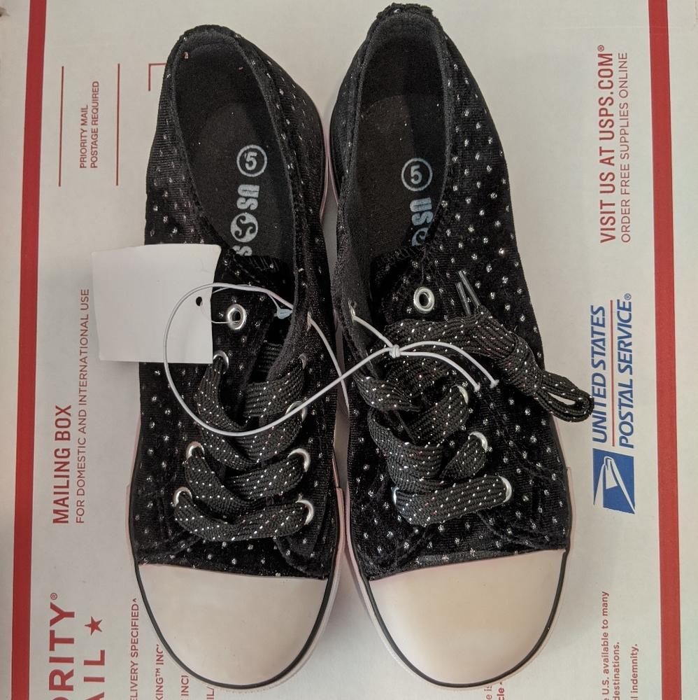 US SPORTS WOMEN VELVET SNEAKERS SZ. 5 BLACK